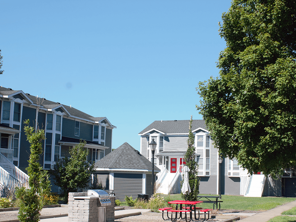 picnic area at Rosemoore Apartments