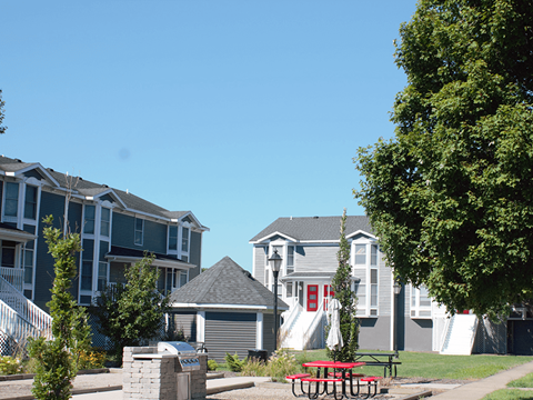 picnic area at Rosemoore Apartments