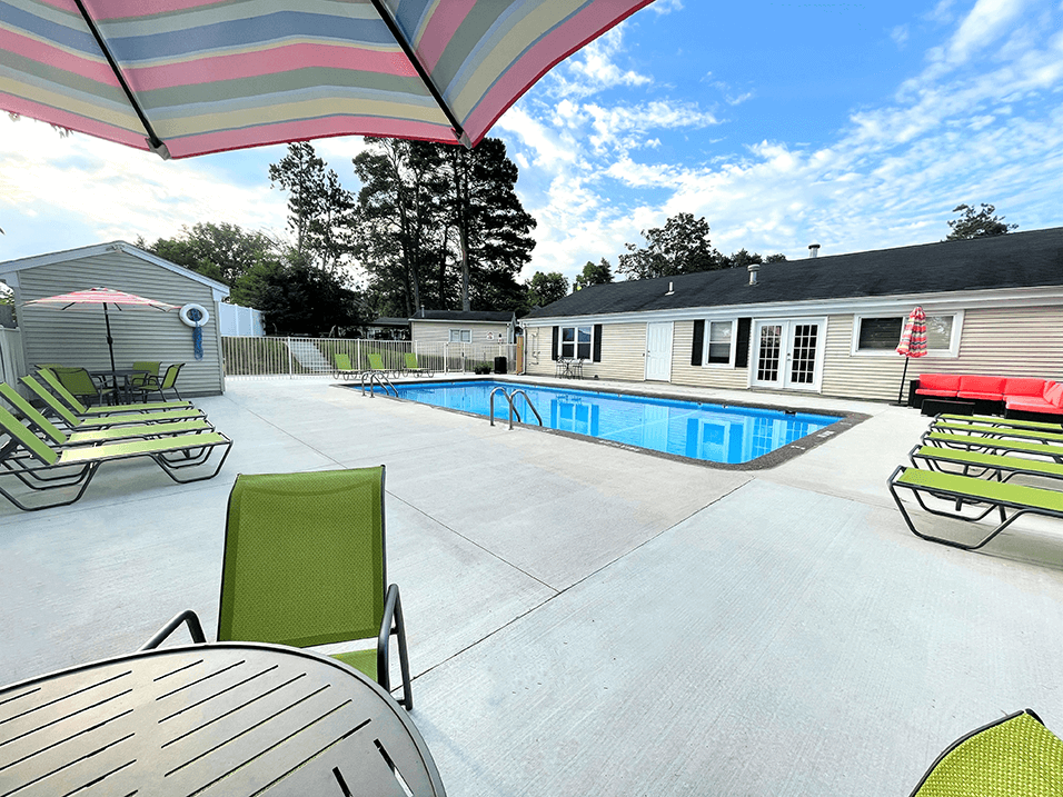 sundeck at Rolling Pines apartments