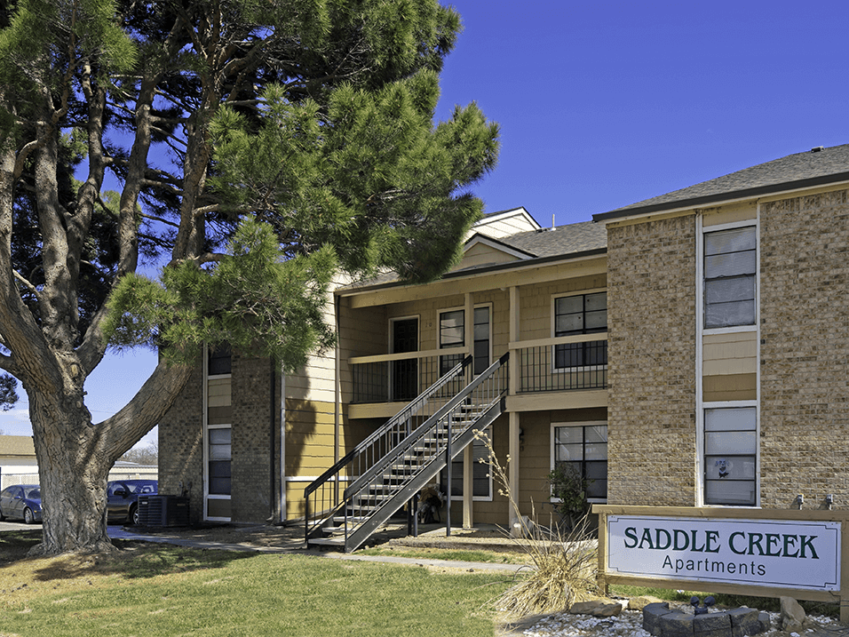 beautiful landscaping at saddelcreek apartments