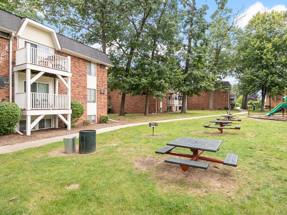 our apartments have a park with picnic tables