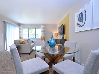 living room in apartment - Photo Gallery 3