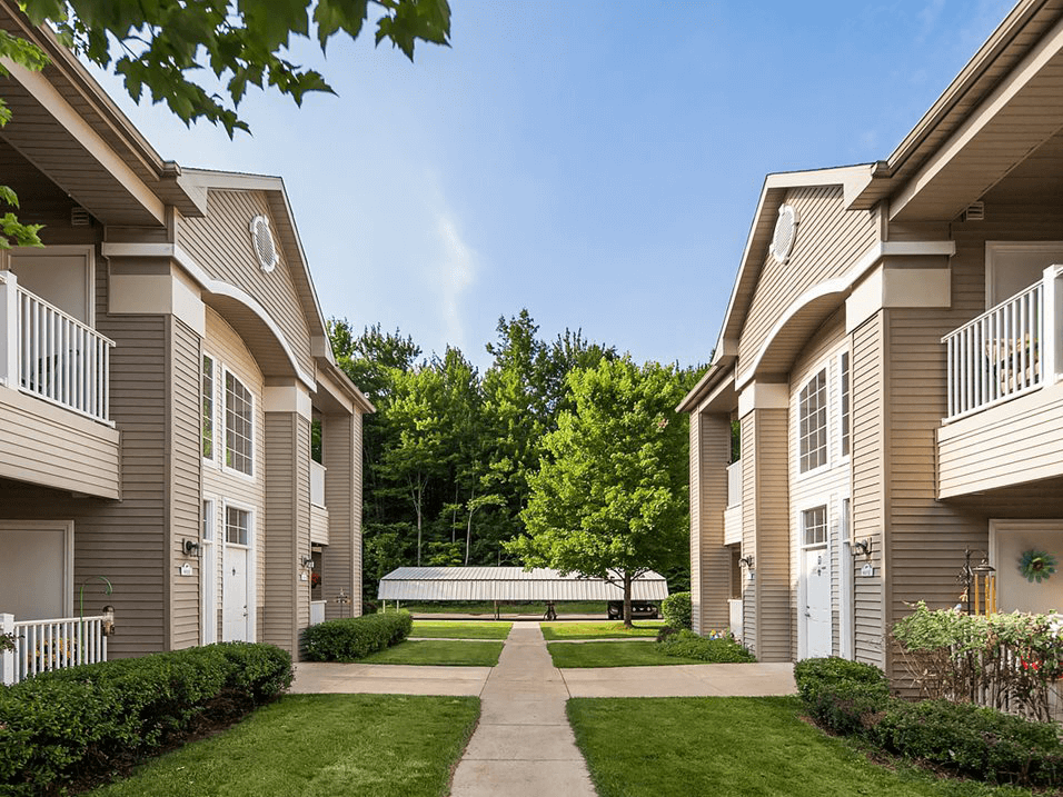 beautiful courtyard area at shoreline landing