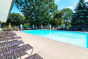 Woodland Park Apartments swimming pool
