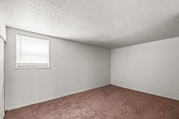 Miniblinds in windows in The Brookeville Apartments in Columbus, OH