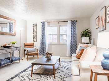 living room at The Colonial Apartments - Photo Gallery 5