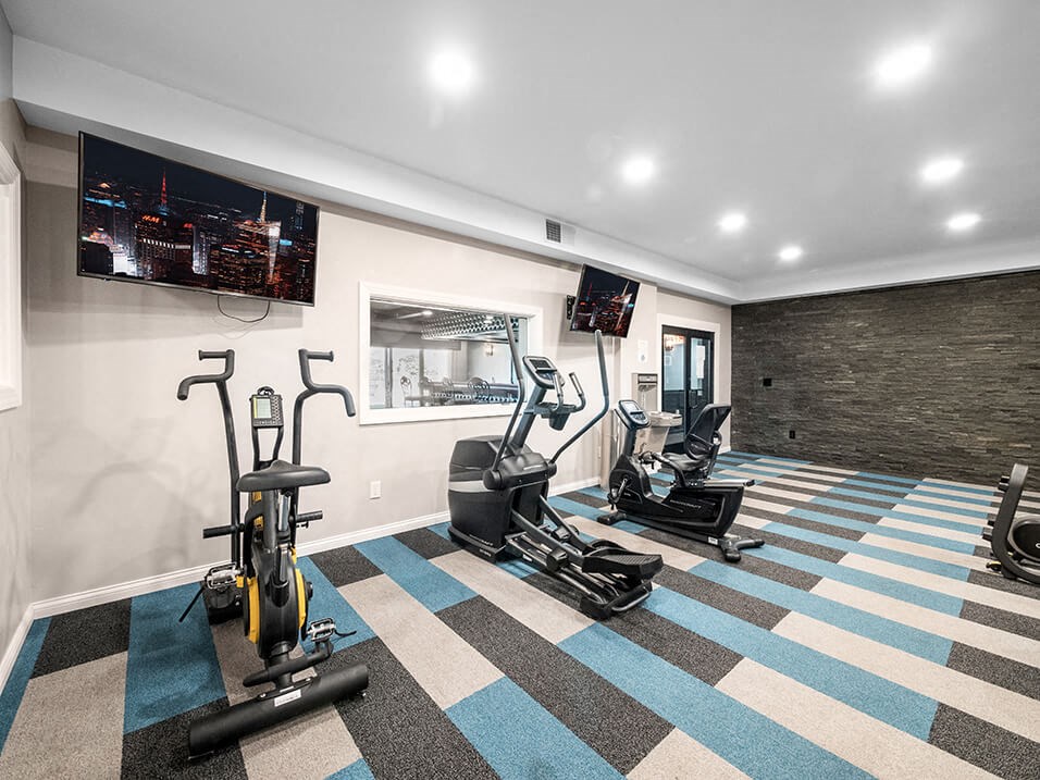 cardio room at fountain pointe apartment gym