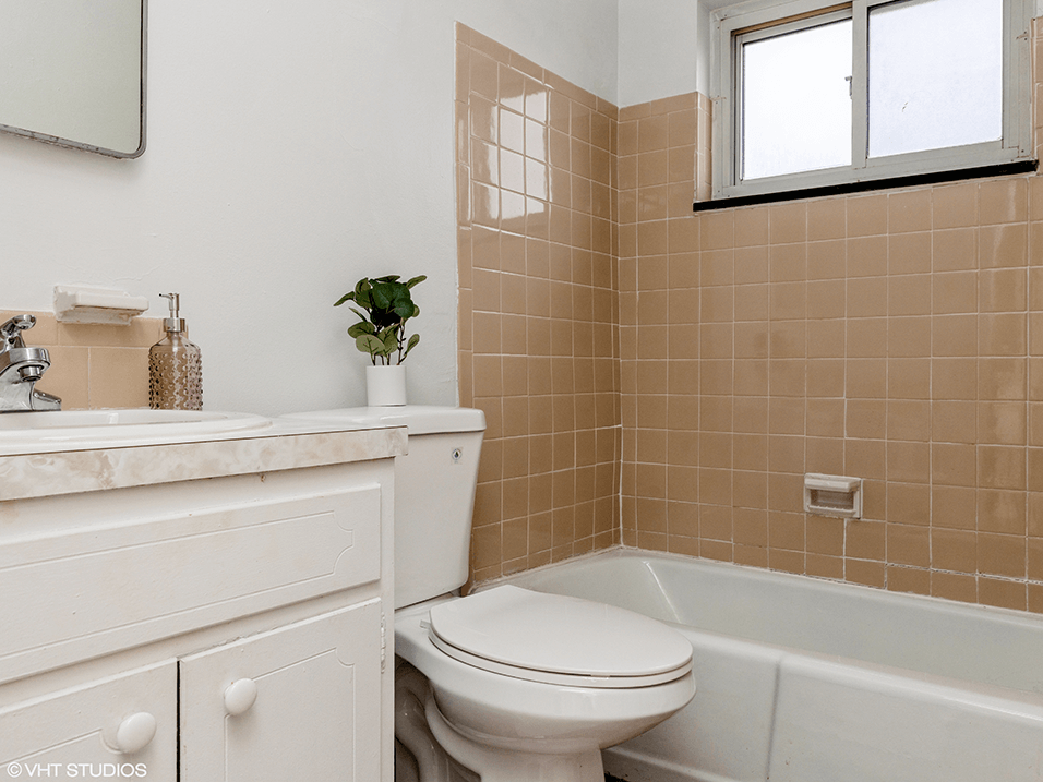 apartment bathroom with tub