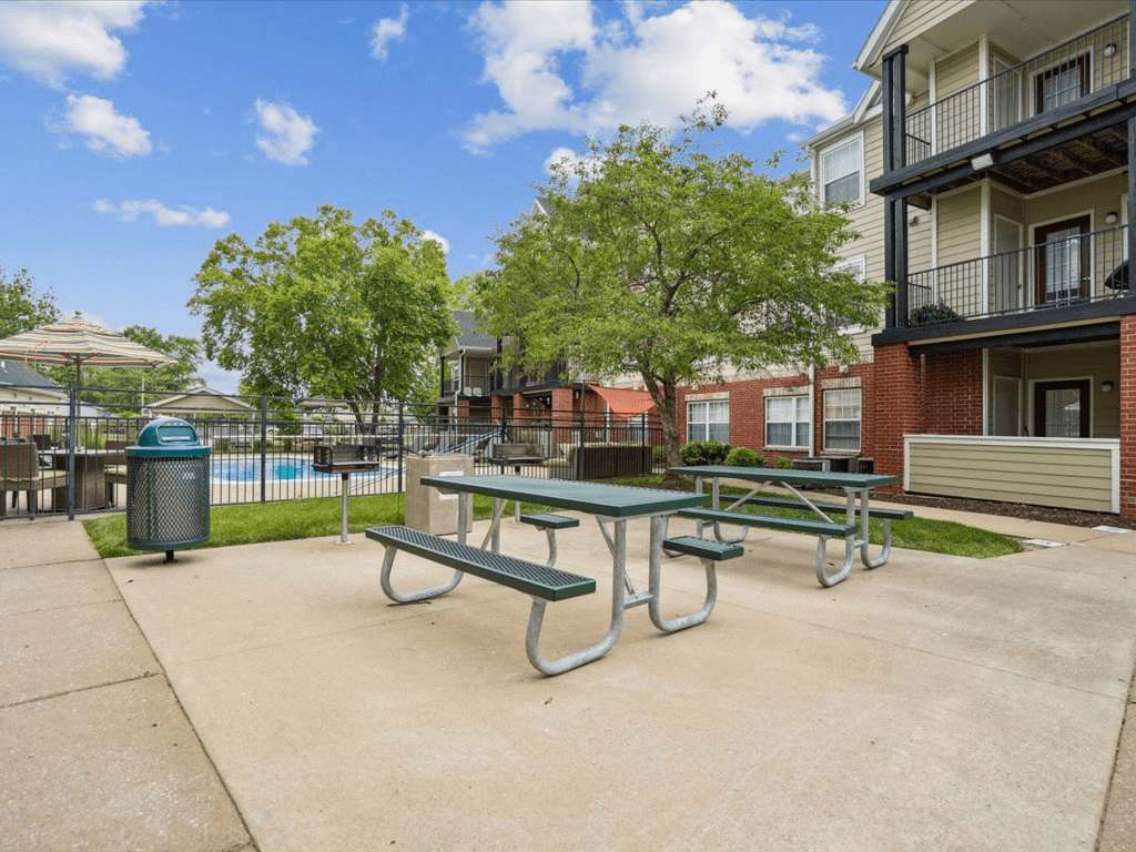 our apartments have a picnic and barbacue area with tables