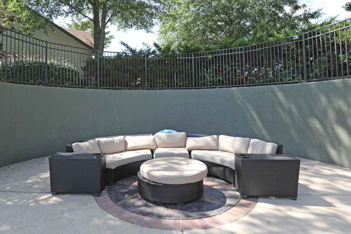 Relaxing Area at Woods of Post House Apartments in Jackson, TN