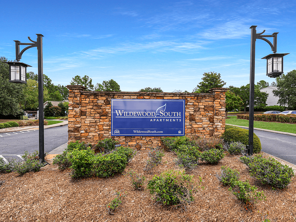 the sign at the entrance of wildewood south apartments