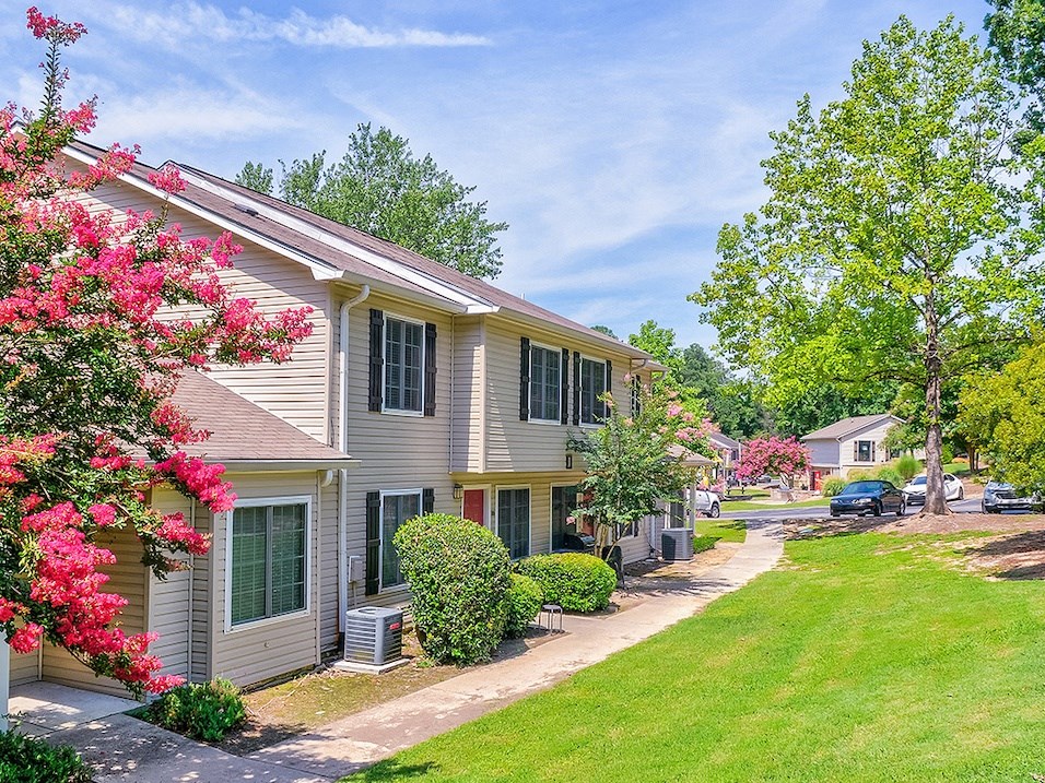 outdoor green space at west winds townhomes in Columbia, SC