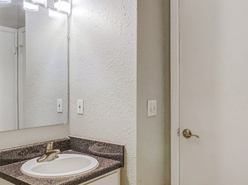 bathroom in apartment - Photo Gallery 6