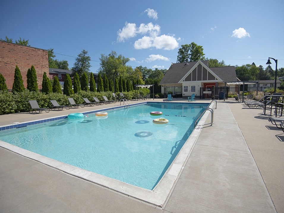 sparkling swimming pool at arcadian grove apartments in Kalamazoo
