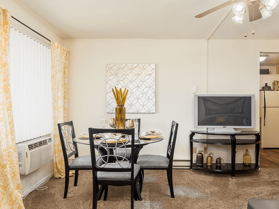 Dining area at Avalon Place