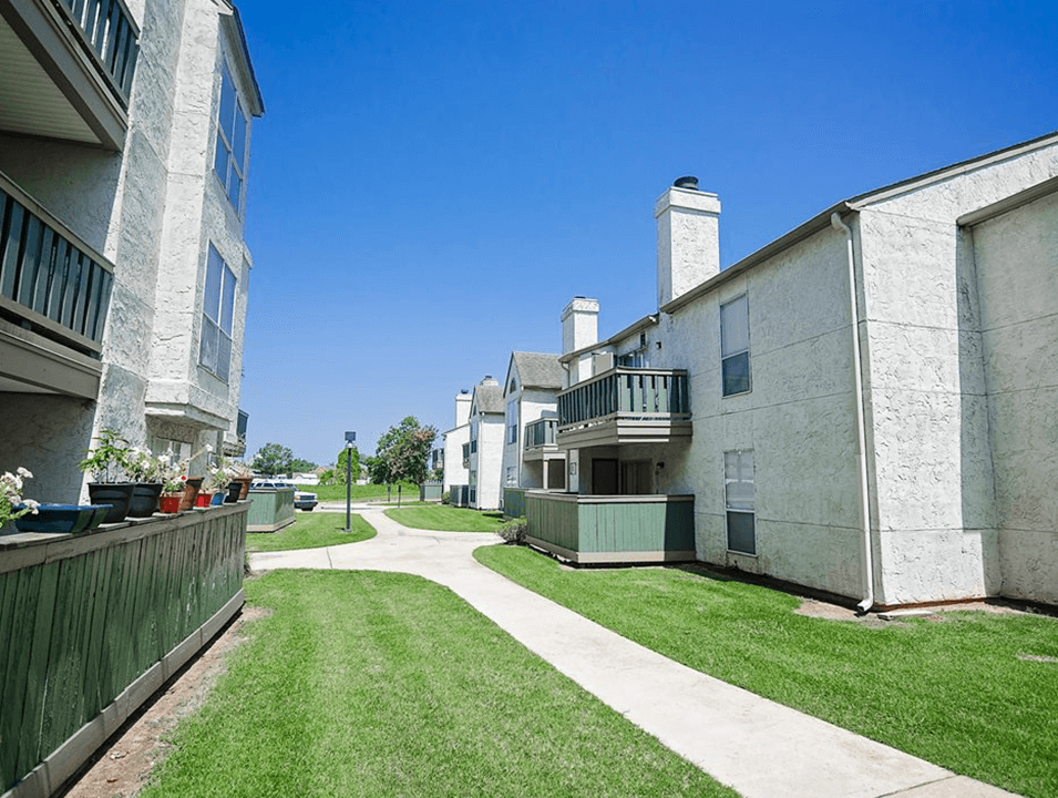 apartments with patio or balcony 