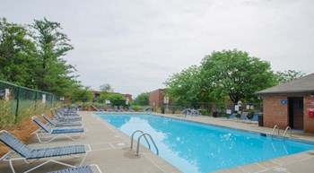 outdoor swimming pool at apartment - Photo Gallery 2