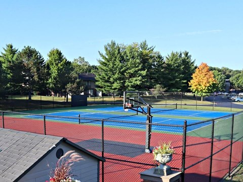 tennis courts at Fox Hill Glens apartments