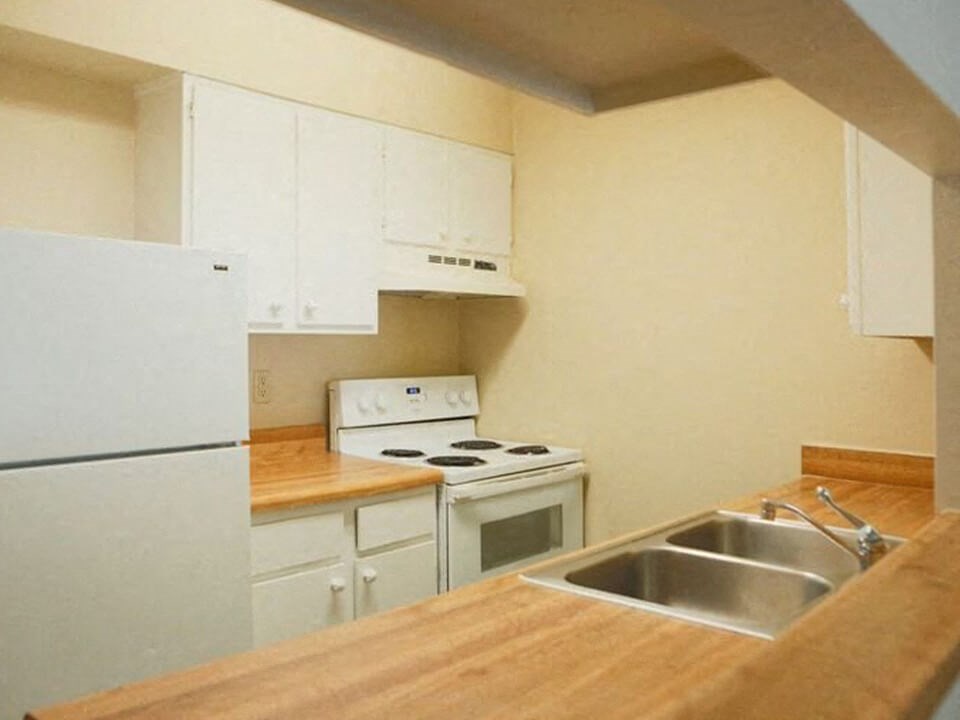 spacious kitchen at LIttle Rock AR apt