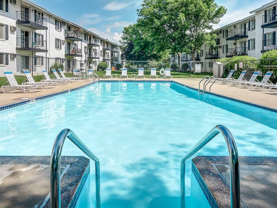 Rivers Edge apartments swimming pool