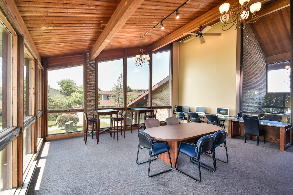 Apartment clubhouse with Wi-Fi in Milwaukee