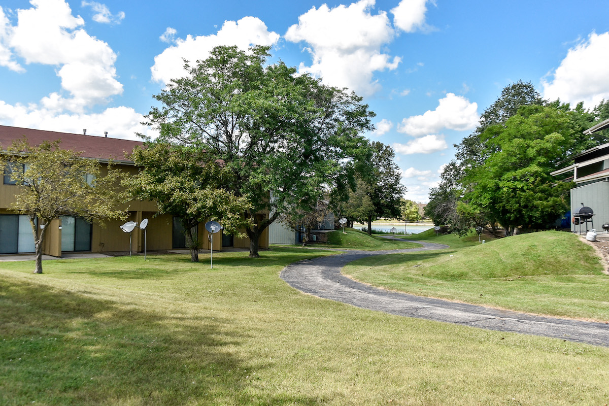 scenic landscaping at apartments in Milwaukee, WI