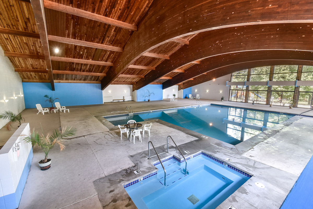 indoor pool and hot tub at Harbor Pointe apartments in Milwaukee, WI