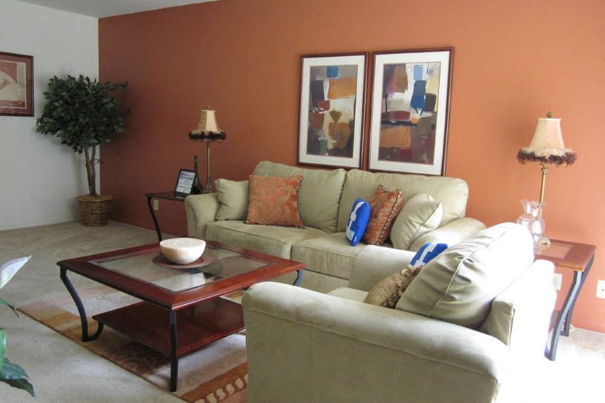 Apartment living room in North Milwaukee - Photo Gallery 1