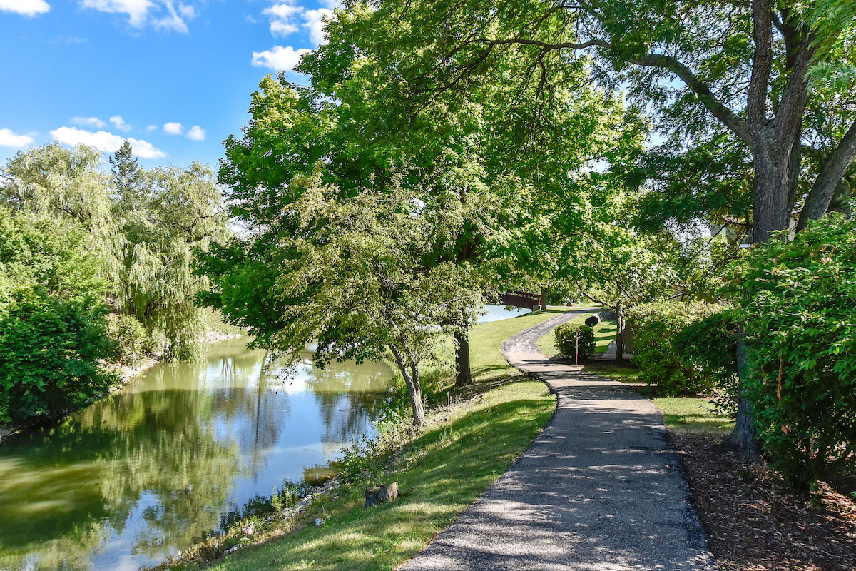 Luscious park-like setting at Harbor Pointe Apartments