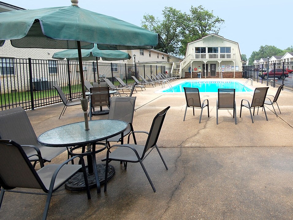 lounge and pool area at addison place apartments