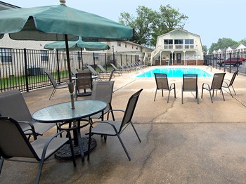 lounge and pool area at addison place apartments - Photo Gallery 6