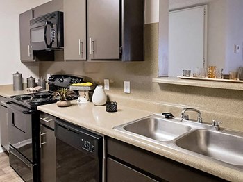 spacious kitchen in Lafayette, LA apt - Photo Gallery 5