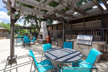 apartment grilling area at acadian point apartments