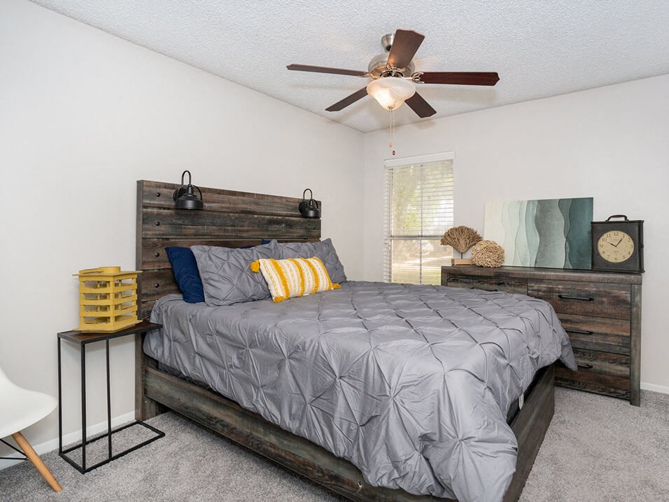 bedroom with overhead fan/light