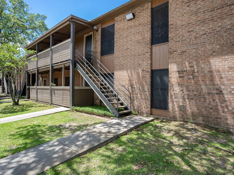 Exterior of apartment building at acadian point apartments