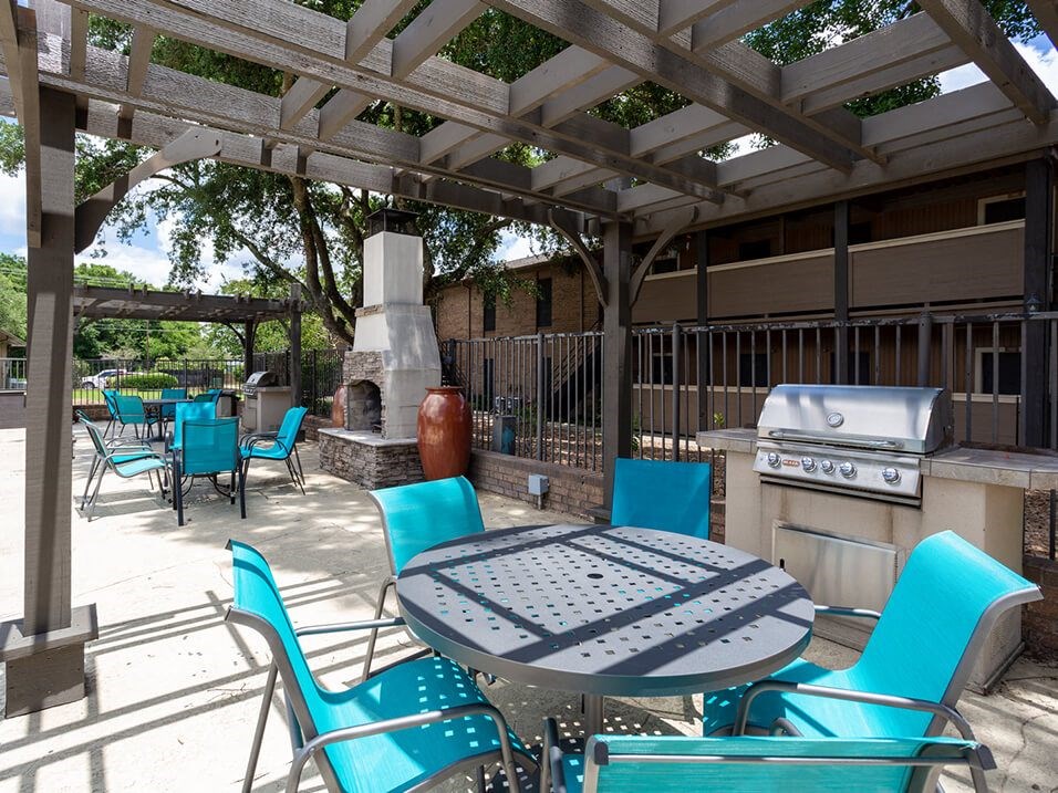 lounge area with grilling at acadian point apartments in Lafayatte, LA