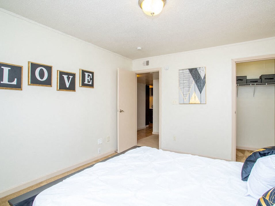 Bloomington Il Apartments with large bedroom