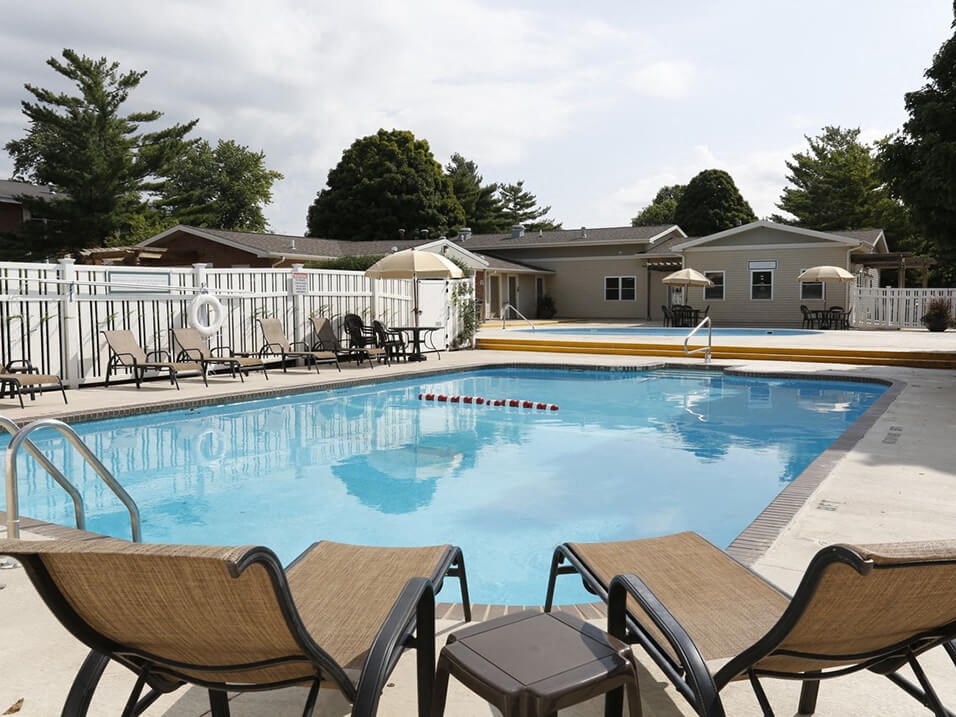 apartments in Bloomington IL with 2 swimming pools