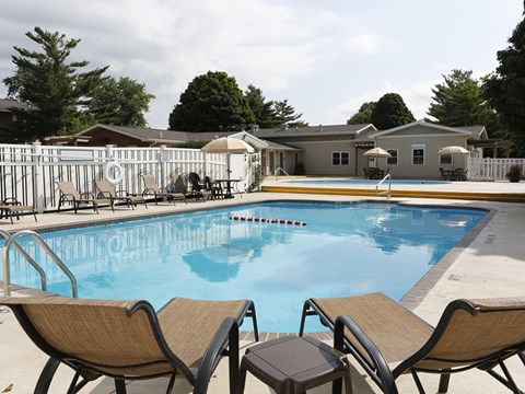 apartments in Bloomington IL with 2 swimming pools