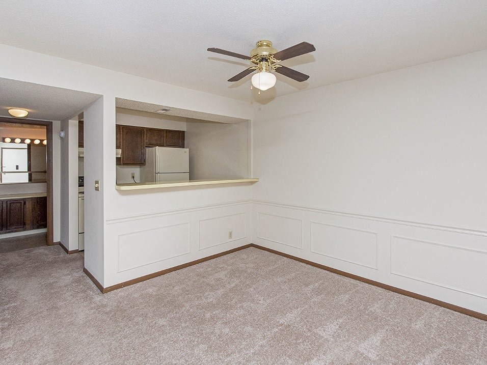 dining area with overhead fan/ light