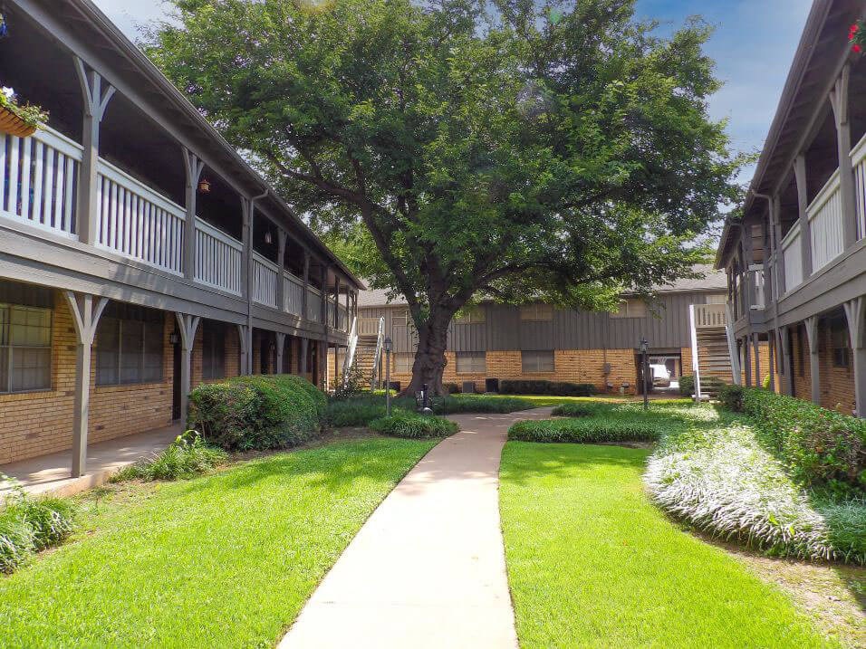 courtyard of camelot apartment