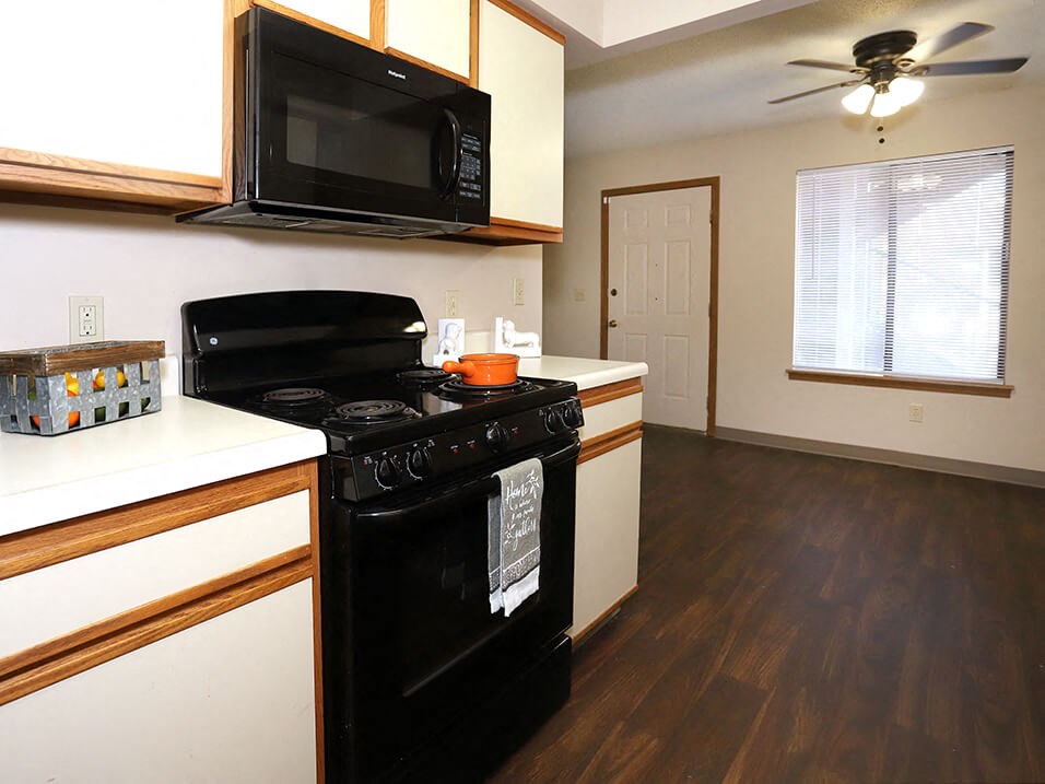 Apartment have oven and microwave at cross creek aprtments and townhomes