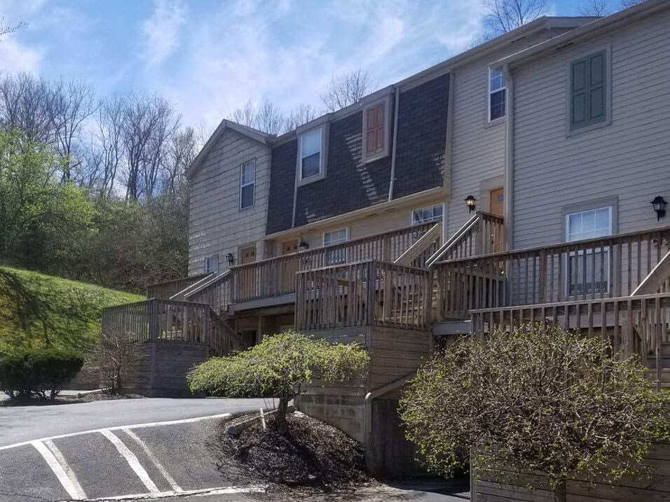 Eagle Ridge Apartments with Patio/Balcony
