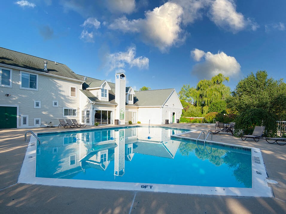swimming pool at Drakes Pond Apartments