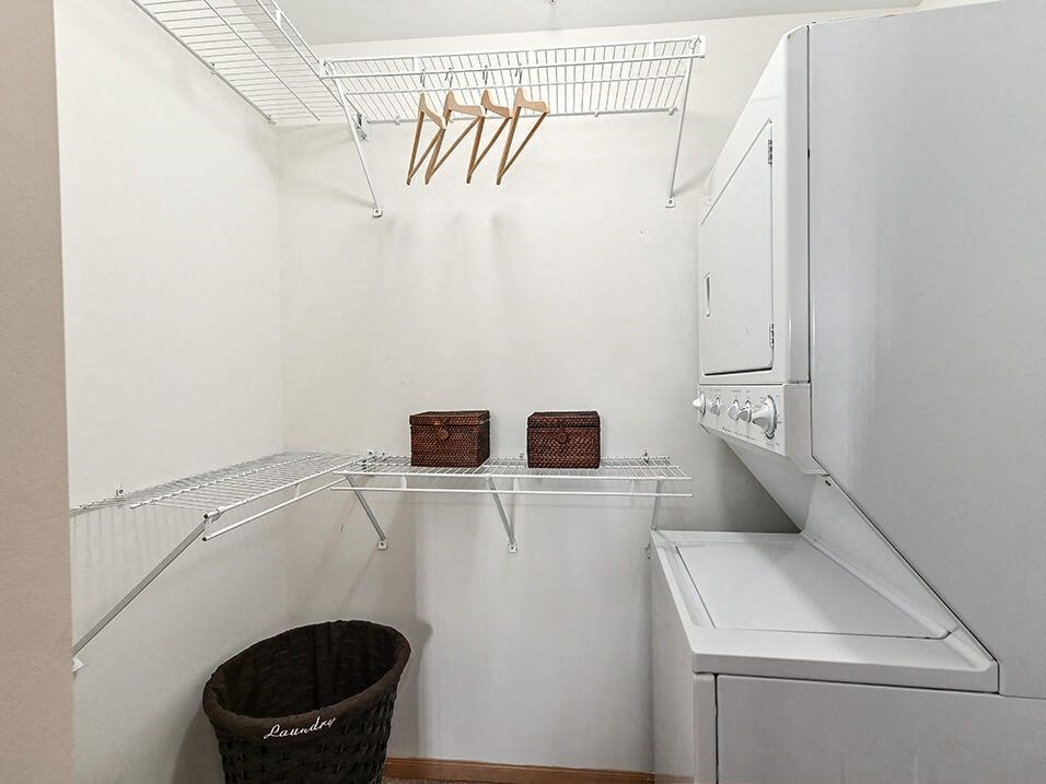 apartment with Washer/Dryer