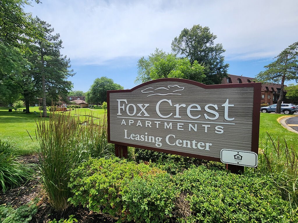 a sign apartments leasing center