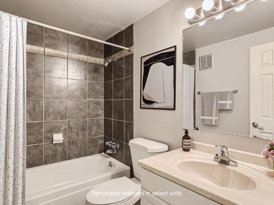 bathroom with mirror and bathtub