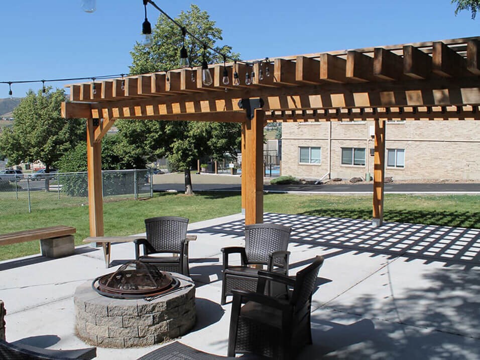 Beautiful outdoor firepit area at fox hill apartments