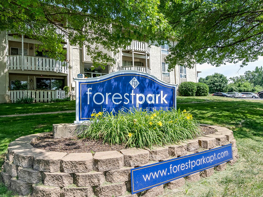 Forest Park Apartment welcome sign