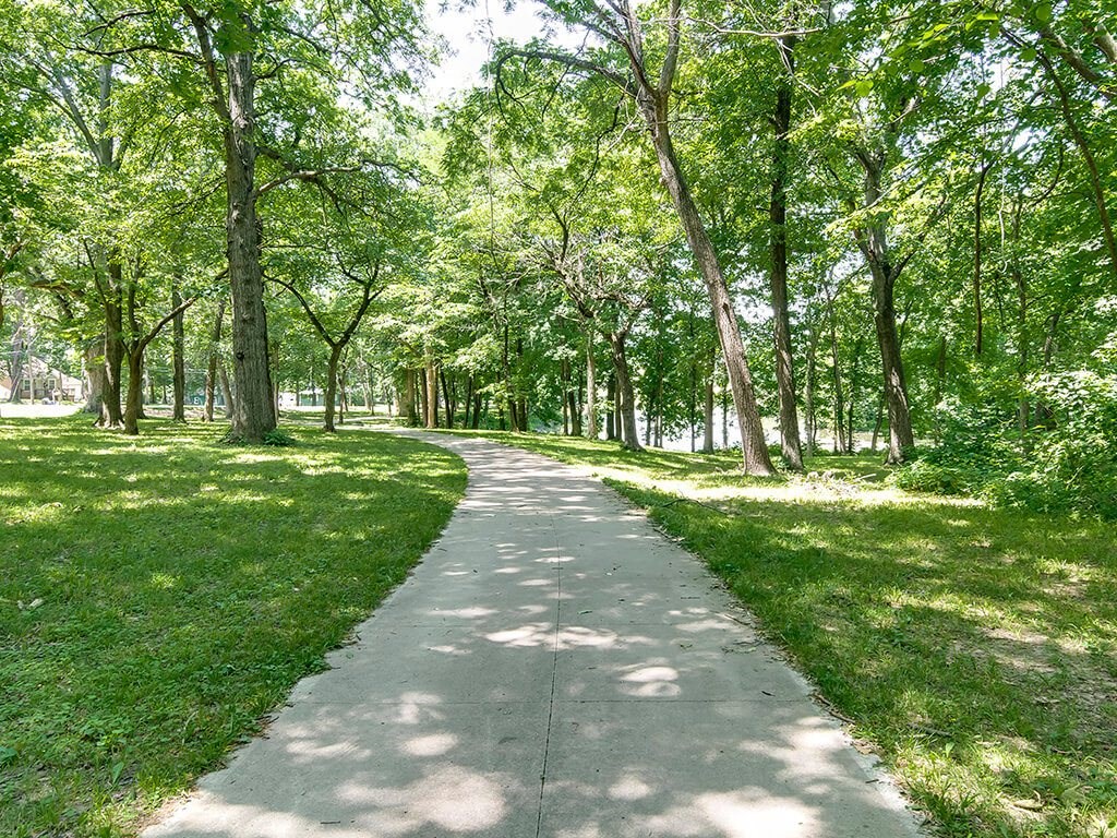 walking trails at apartment community in Kansas city